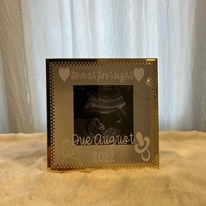 Customizable picture frame.